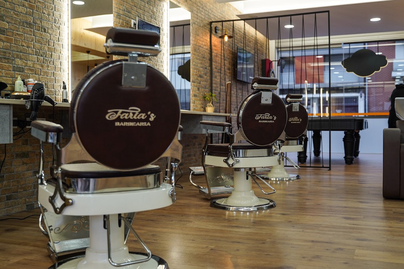 Faria's Barbearia — interior