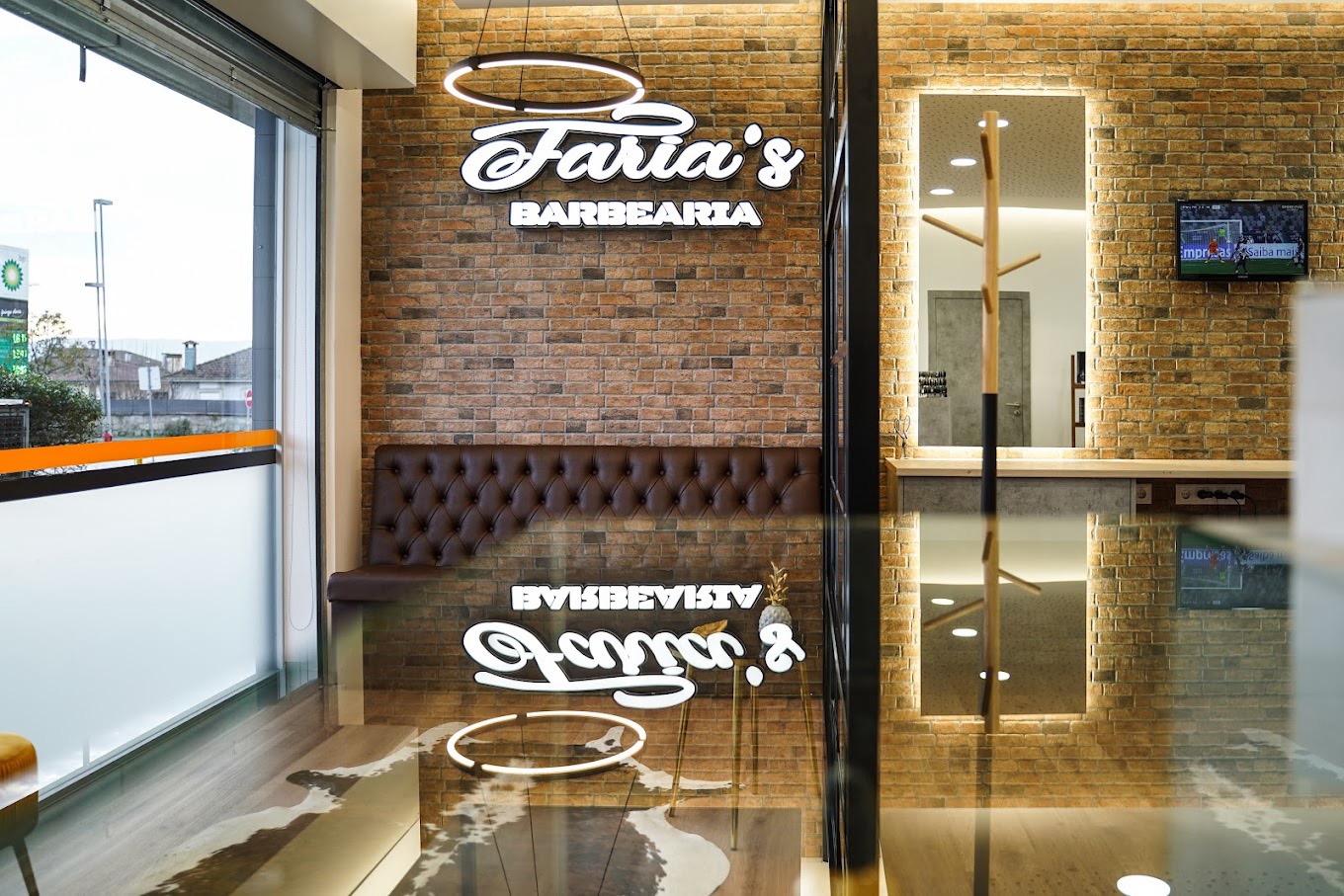 Faria's Barbearia — interior