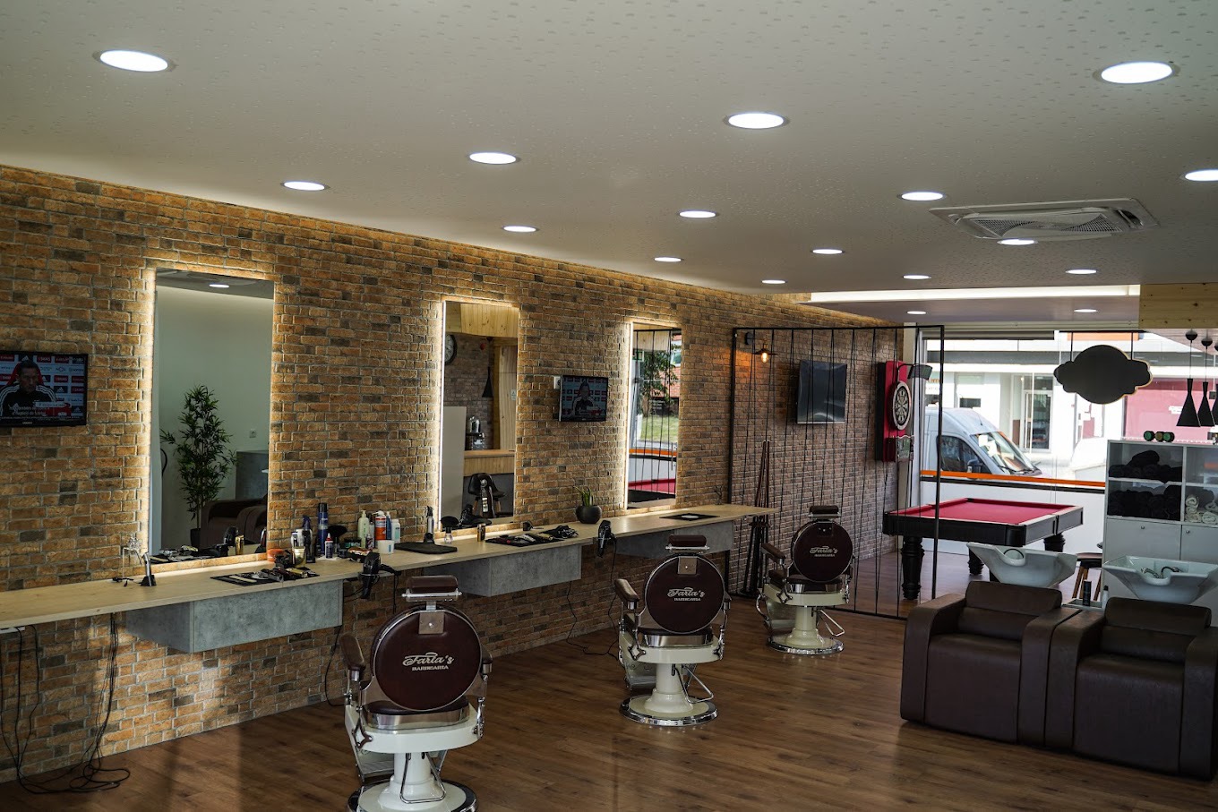 Faria's Barbearia — salão (vista ampla)