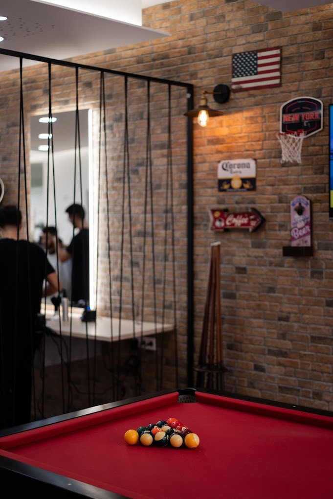 Faria's Barbearia — interior