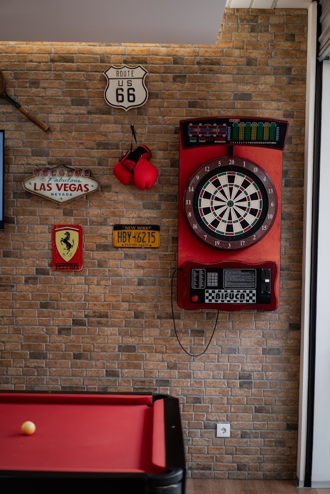 Faria's Barbearia — interior