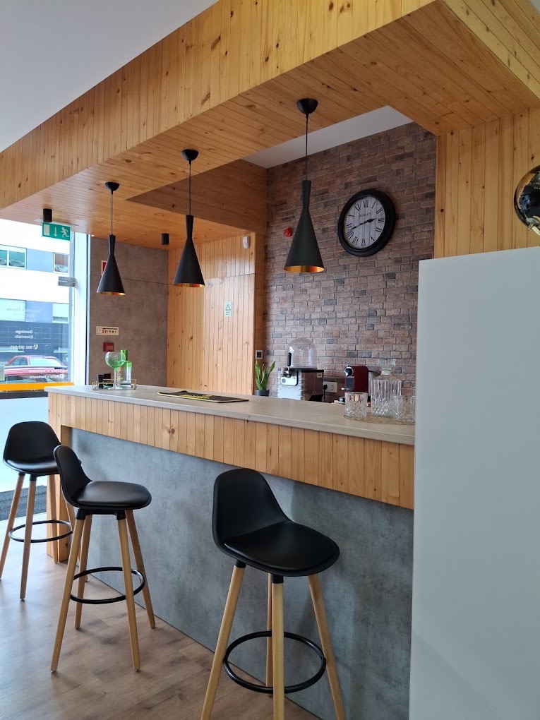 Faria's Barbearia — bar / sala de espera