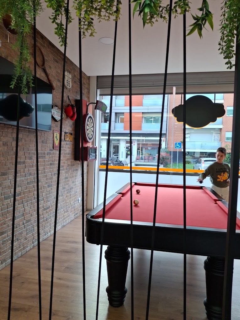 Faria's Barbearia — zona de bilhar